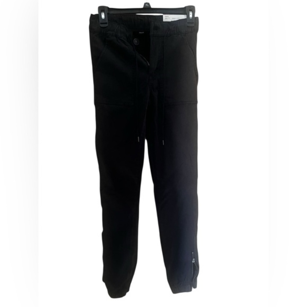 American Eagle NWTBlack Drawstring Pants.Have a zip at the btm for added style.